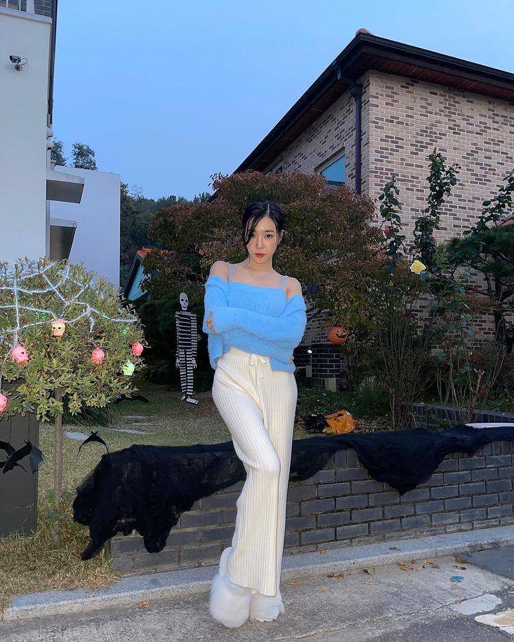 OOTD cewek kue ala member SNSD (instagram.com/tiffanyyoungofficial)