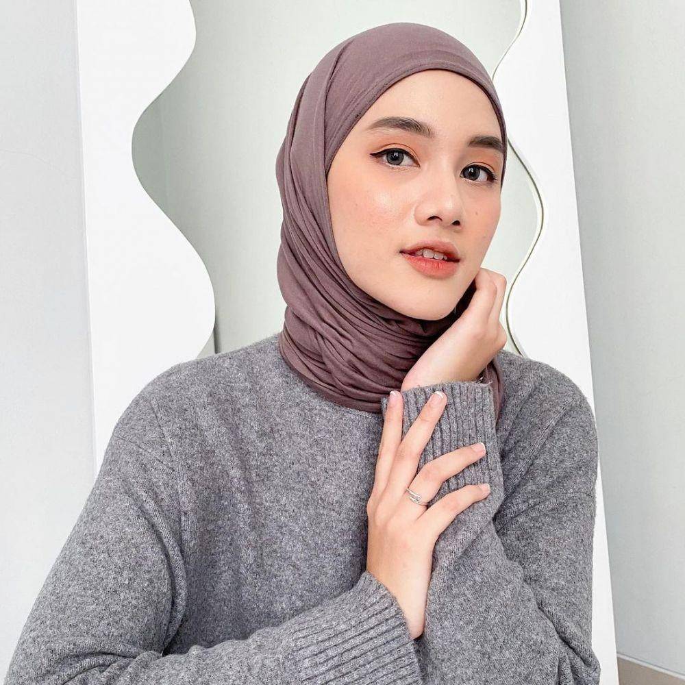 inspirasi jilbab untuk baju warna abu-abu (instagram.com/raniaskdr_)