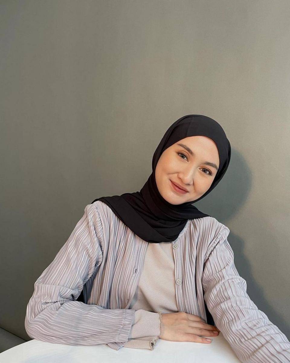 inspirasi jilbab untuk baju warna abu-abu (instagram.com/inasrana)