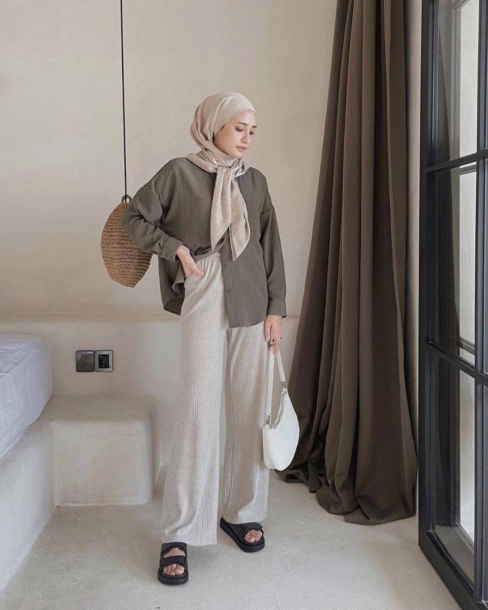 inspirasi jilbab untuk baju warna abu-abu (instagram.com/helminursifah)