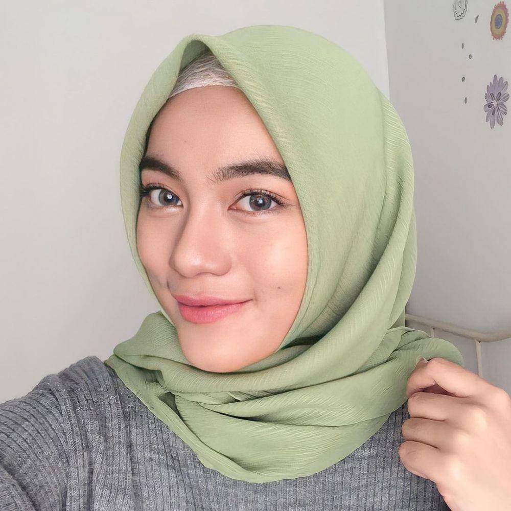 inspirasi jilbab untuk baju warna abu-abu (instagram.com/irlitalmaida)