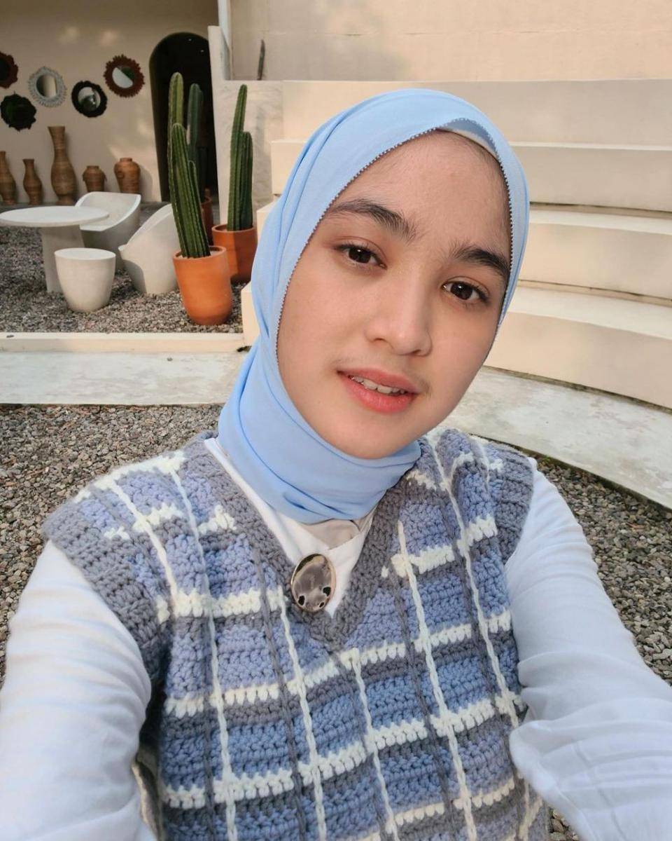 inspirasi jilbab untuk baju warna abu-abu (instagram.com/cutsyifaa)