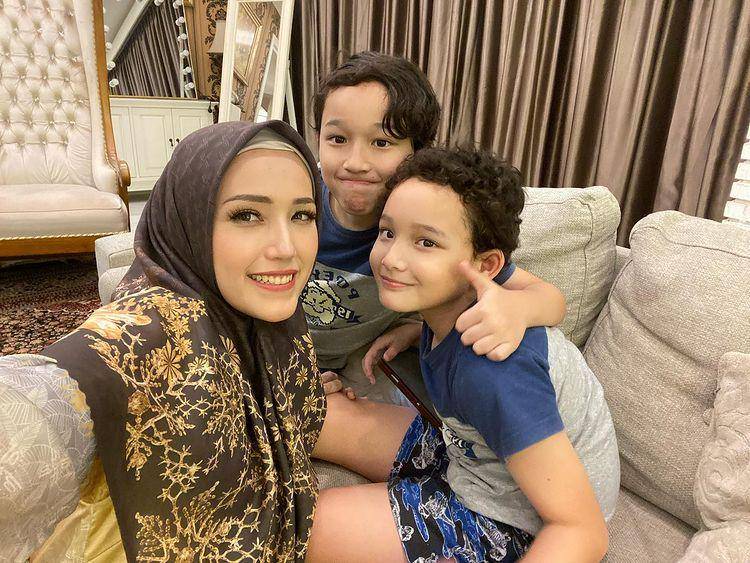 potret Adelia Wilhelmina, Dewa (belakang) dan Sakha (instagram.com/adeliapasha)