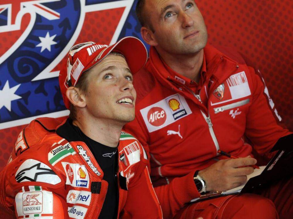 Cristian Gabarrini saat bersama Casey Stoner. (motogp.com)