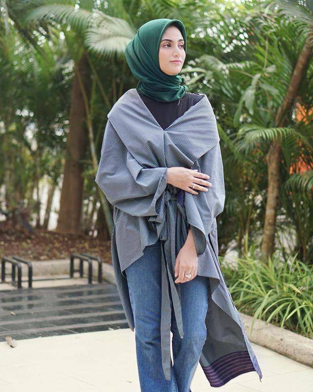 inspirasi jilbab untuk baju warna abu-abu (instagram.com/miraagile)