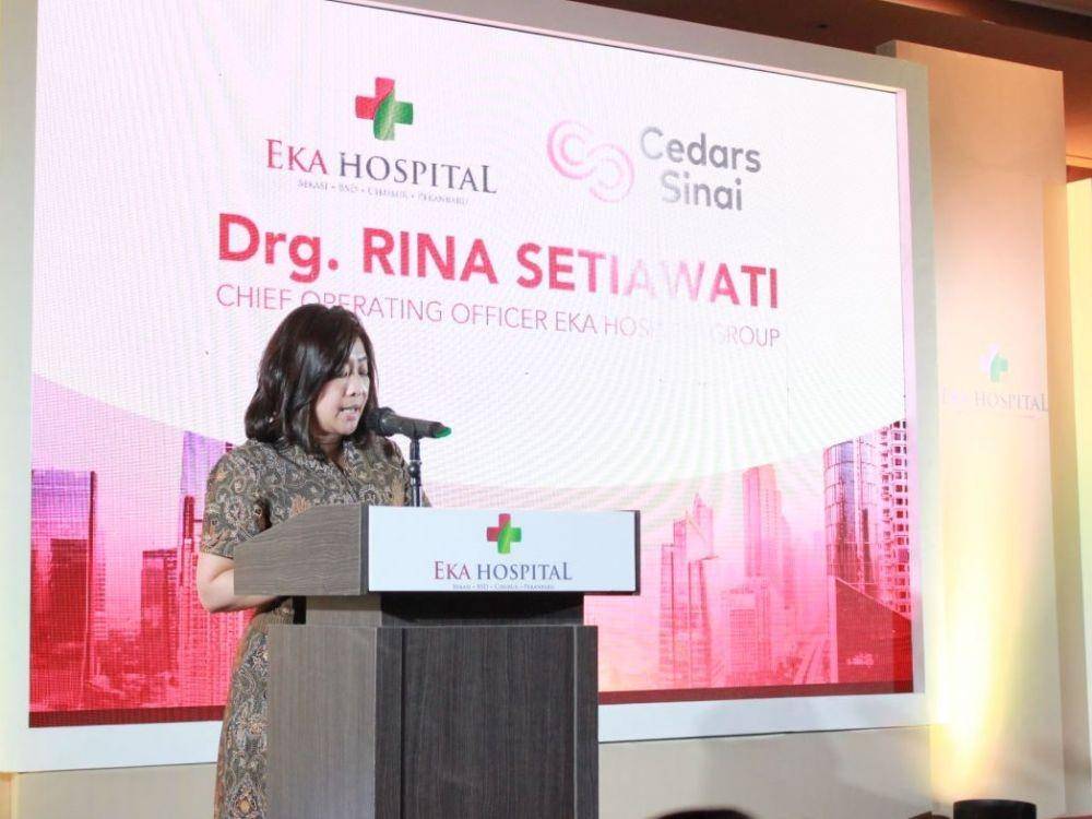 COO Eka Hospital, drg. Rina Setiawati, menyampaikan presentasi di The Westin Jakarta pada Rabu (24/8/2022). (Dok. Eka Hospital)