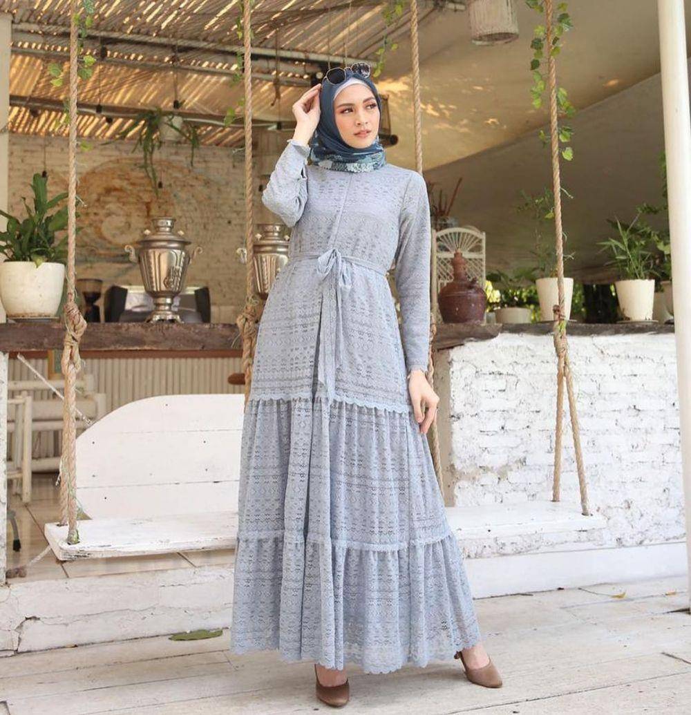 inspirasi jilbab untuk baju warna abu-abu (instagram.com/donitabhubiy)
