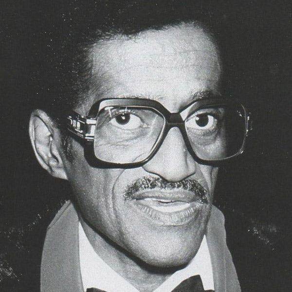 potret Sammy Davis Jr. berkacamata (cosmiceyewear.com)