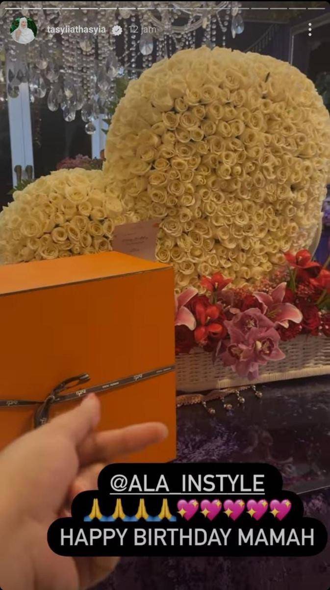 Kado ulang tahun untuk mama Ala (instagram.com/tasyiiathasyia)