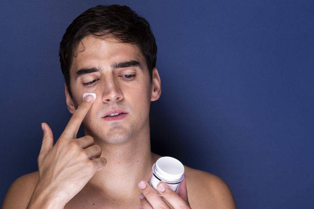 Pria menggunakan eyecream (freepik)