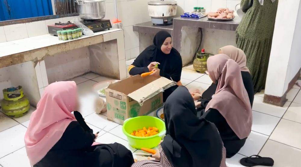 potret Tasyi Athasyia masak besar untuk santri (YouTube.com/TasyiAthasyia)