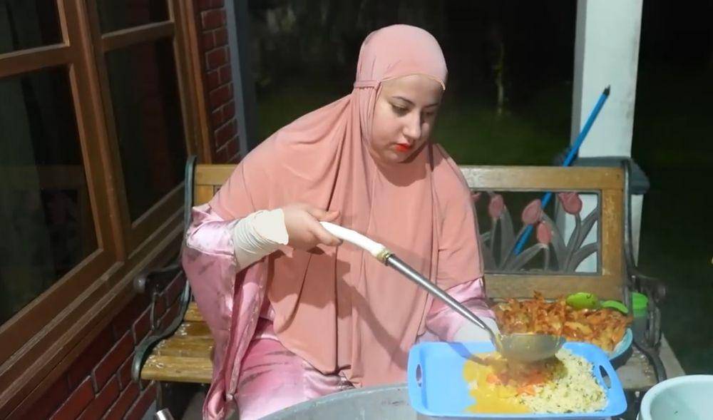 potret Tasyi Athasyia masak besar untuk santri. (YouTube.com/TasyiAthasyia)