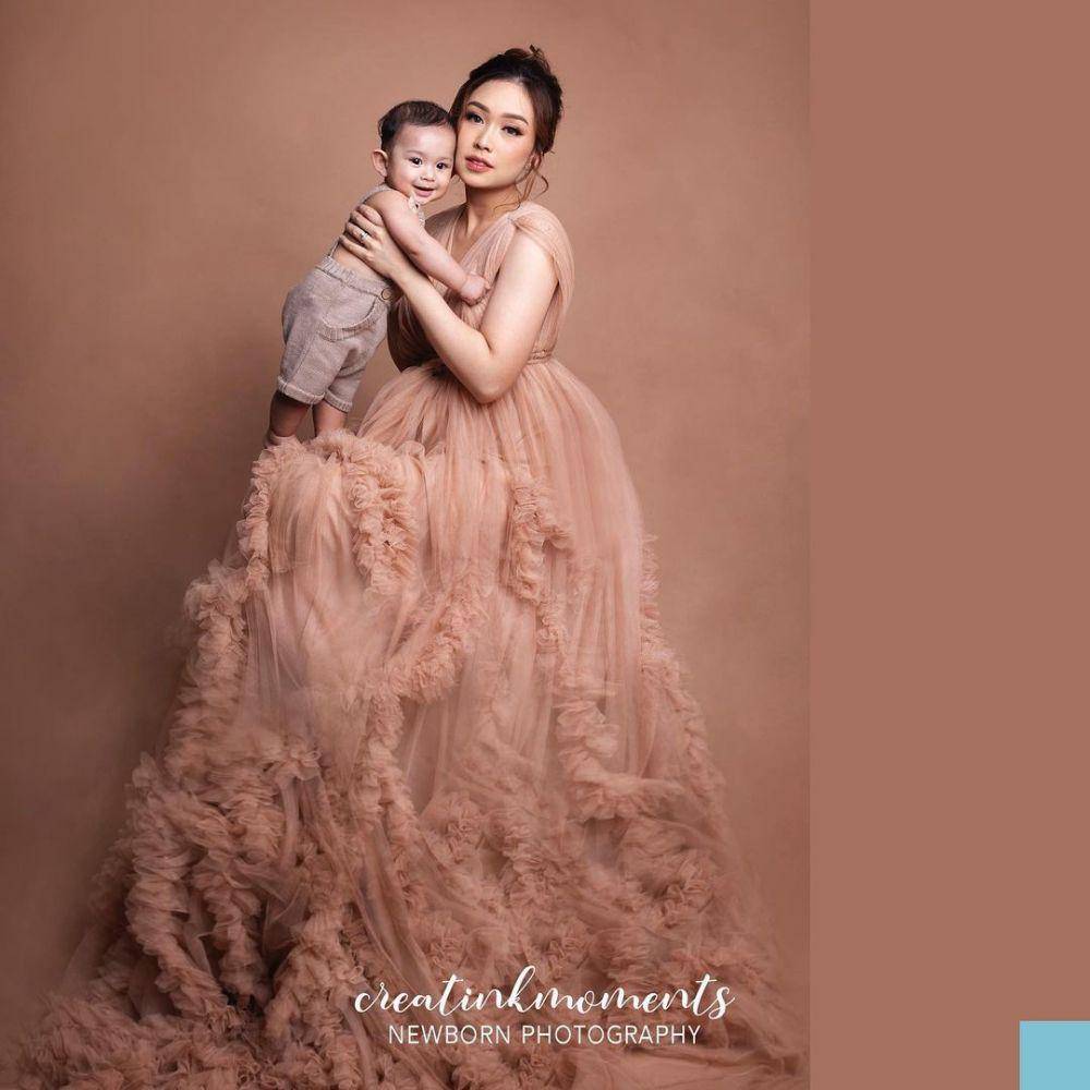 Pemotretan Luthya Sury bersama kedua anaknya. (instagram.com/creatinkmoment)