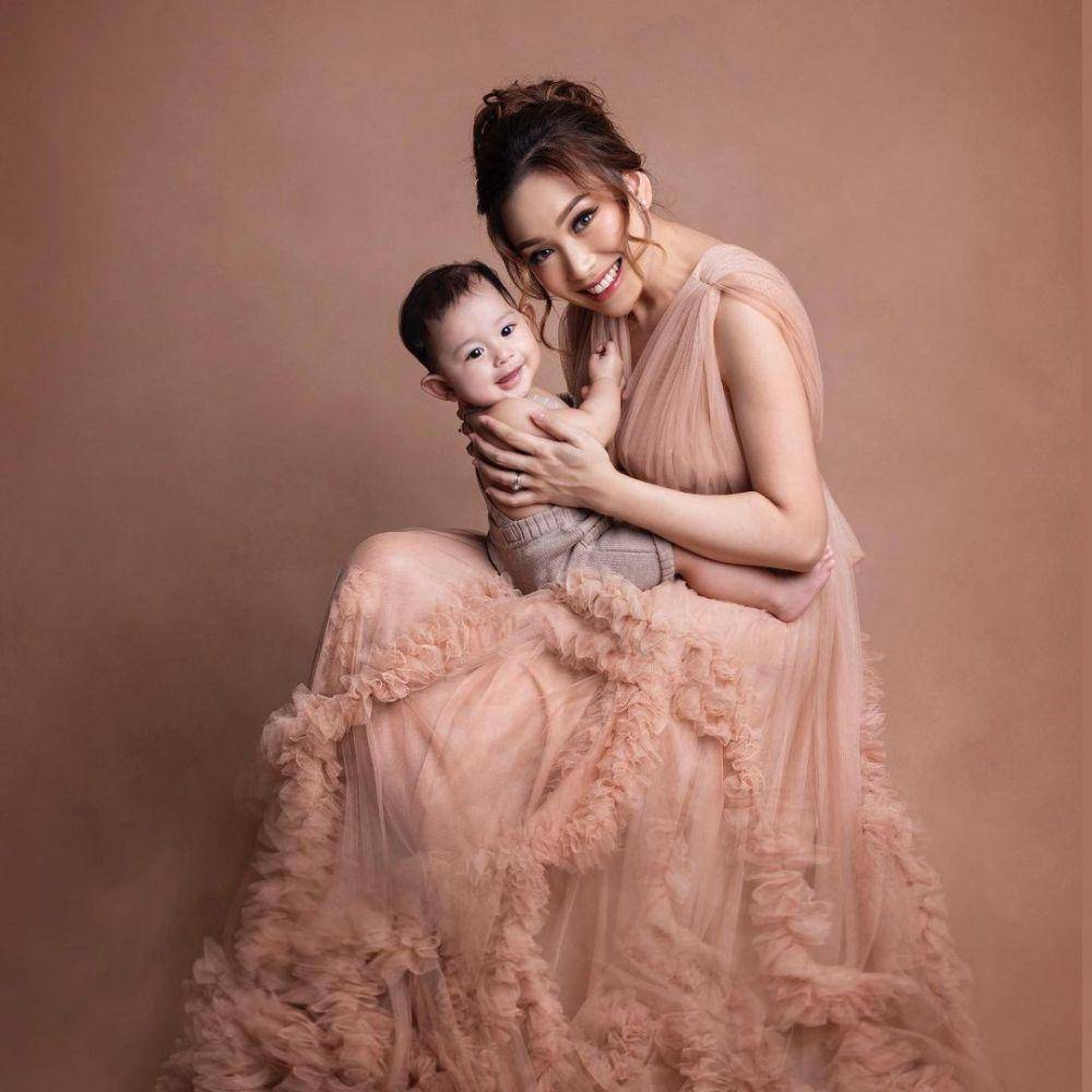 Pemotretan Luthya Sury bersama kedua anaknya. (instagram.com/creatinkmoment)