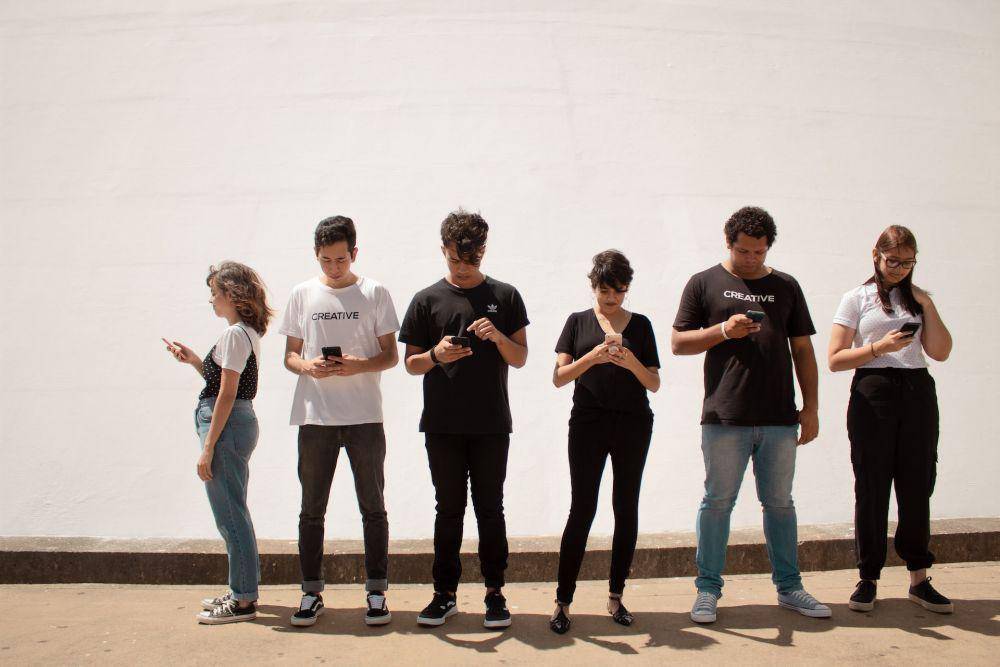 ilustrasi bermain hp (unsplash.com/Creative Christians)