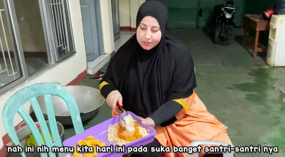 potret Tasyi Athasyia masak besar untuk santri (YouTube.com/TasyiAthasyia)