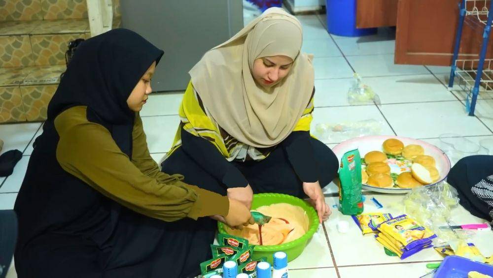 potret Tasyi Athasyia masak besar untuk santri (YouTube.com/TasyiAthasyia)