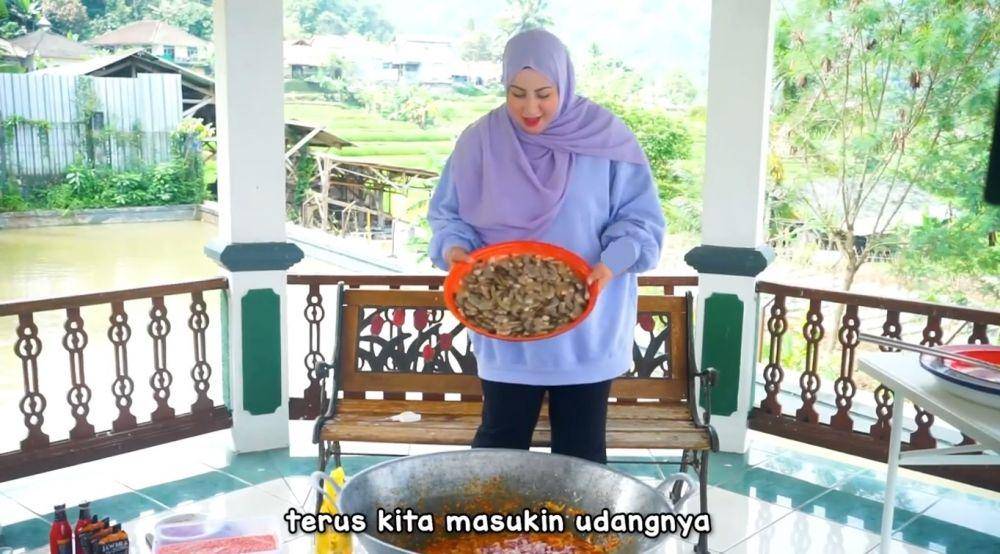 potret Tasyi Athasyia masak besar untuk santri (YouTube.com/TasyiAthasyia)