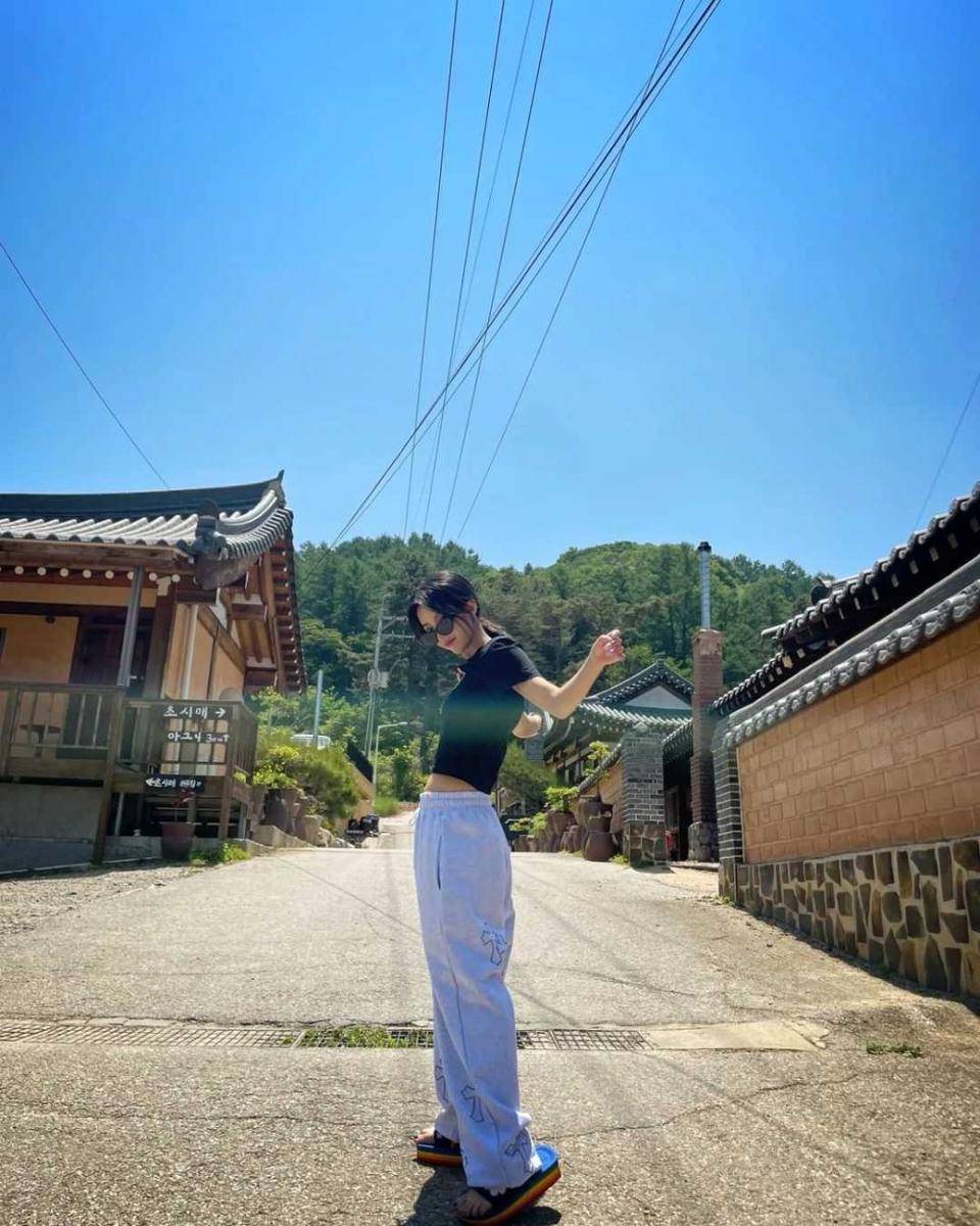 outfit swag Soyeon (G)I-DLE (instagram.com/tiny.pretty.j)