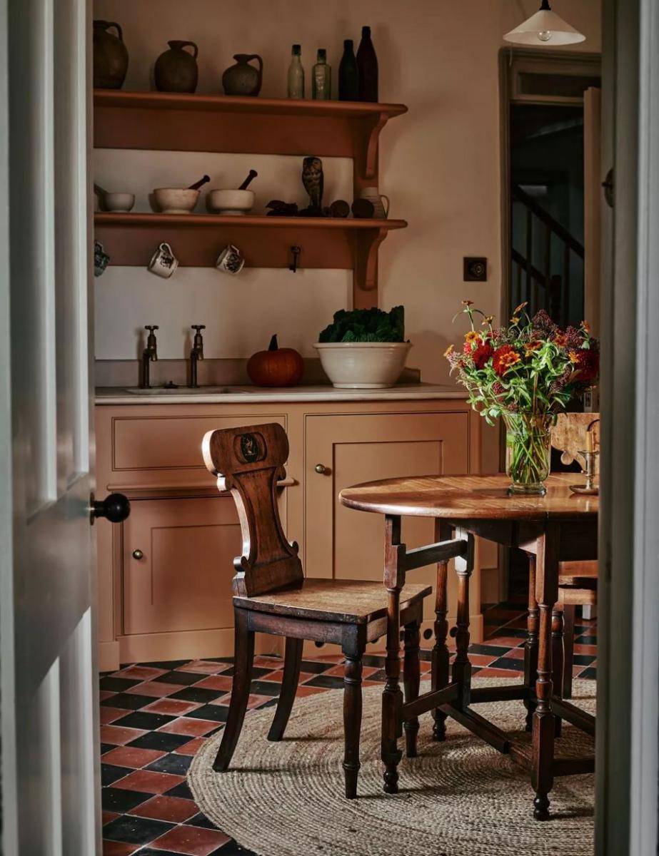 inspirasi penerapan warna karamel dalam desain interior rumah (homesandgardens.com)