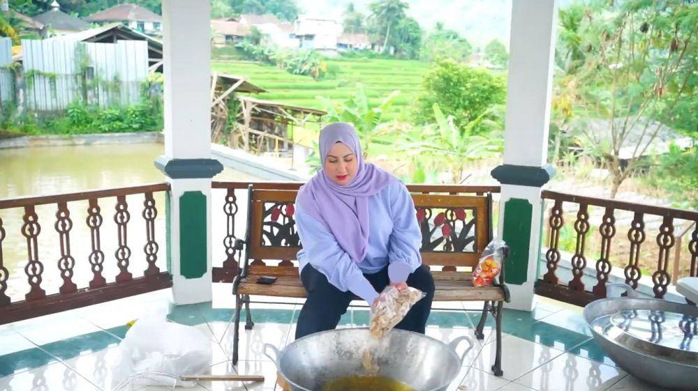 potret Tasyi Athasyia masak besar untuk santri (YouTube.com/TasyiAthasyia)