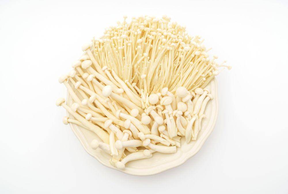 ilustrasi jamur enoki (Freepik.com/jannoon028)
