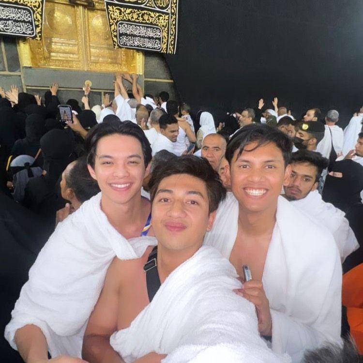 potret Rey dan Ibnu umroh (instagram.com/harrisvriza)