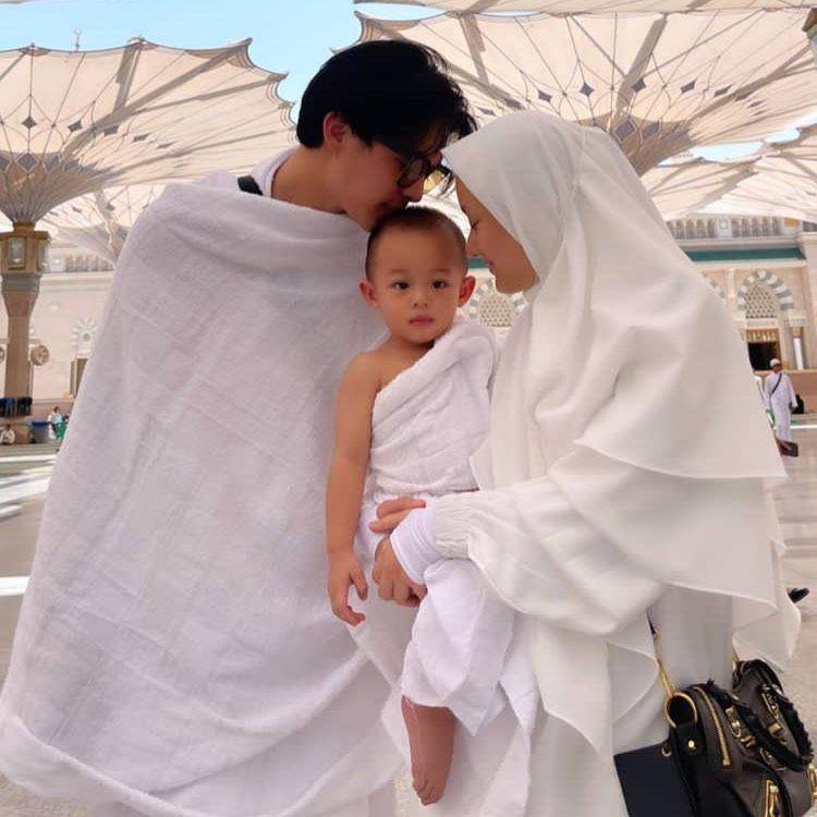 potret Rey Mbayang sekeluarga saat umroh (instagram.com/rey_mbayang)
