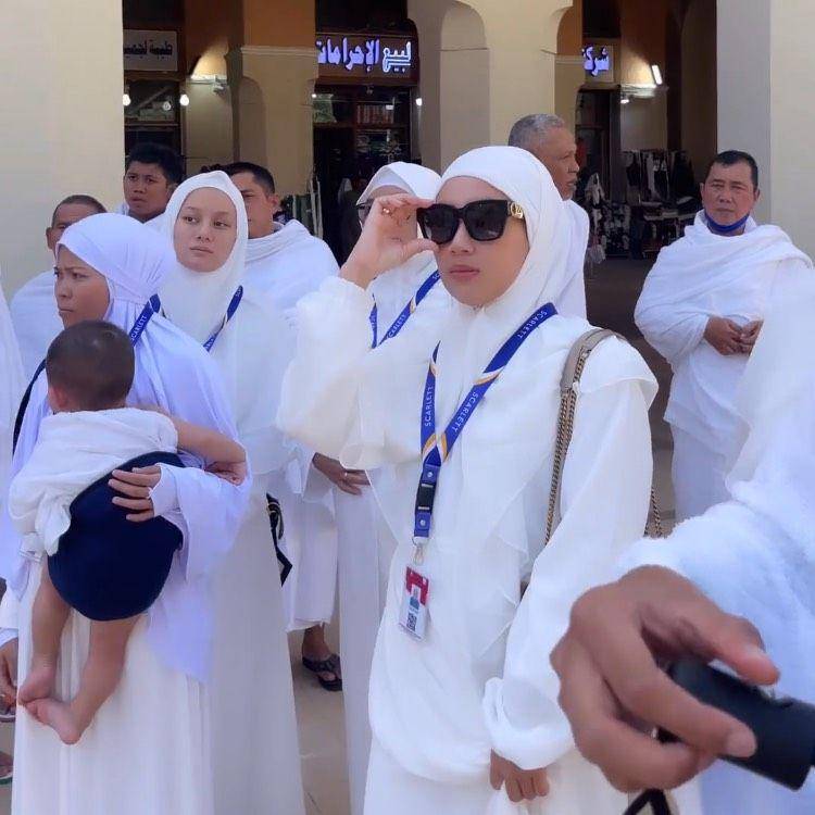 potret Dinda Hauw di Mekkah (instagram.com/rey_mbayang)