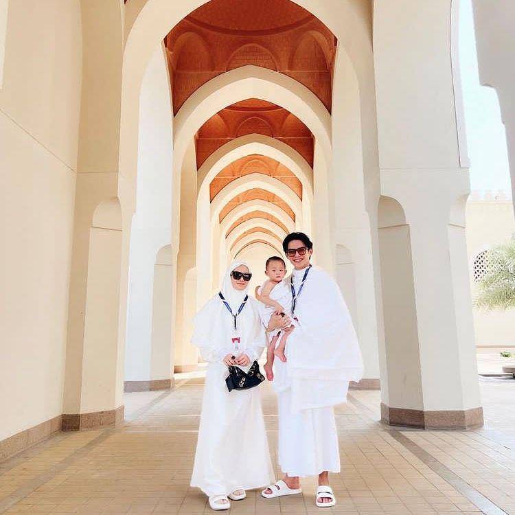 potret Rey Mbayang sekeluarga sedang umroh (instagram.com/dindahw)