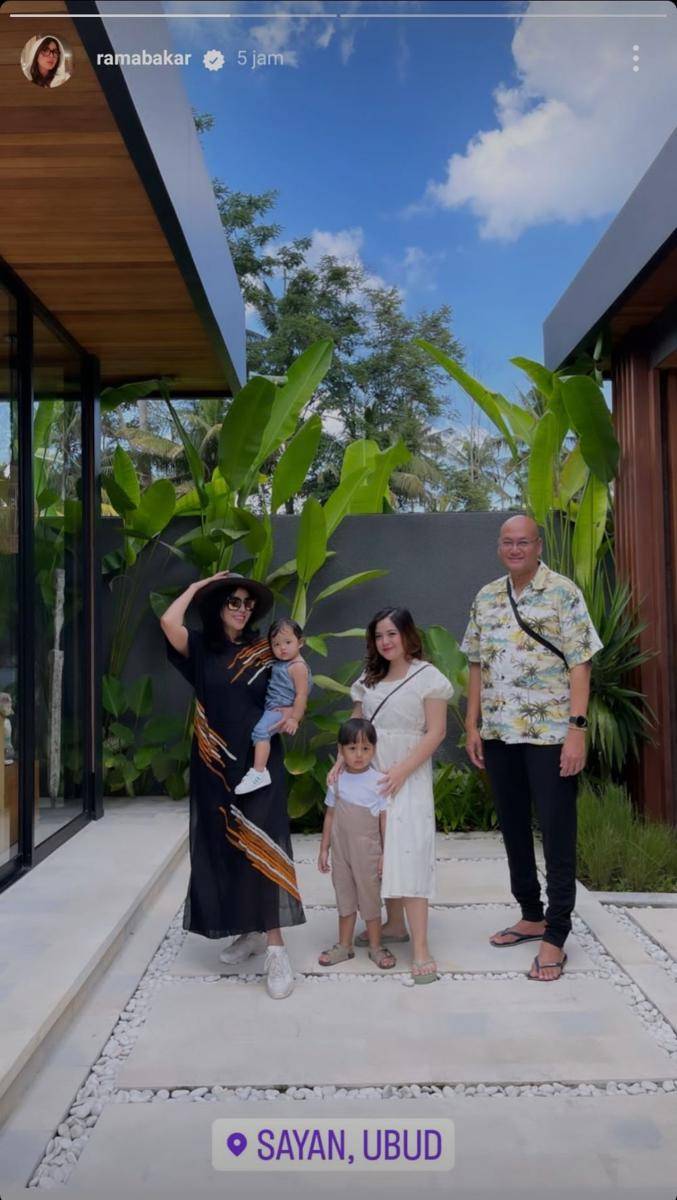 Momen Tasya dan keluarga di Bali (instagram.com/ramabakar)