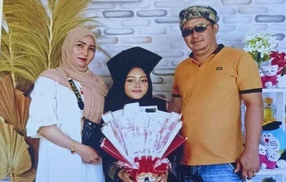 Foto Anggun Fitriani bersama kedua orang tuanya. (Dok/Istimewa)