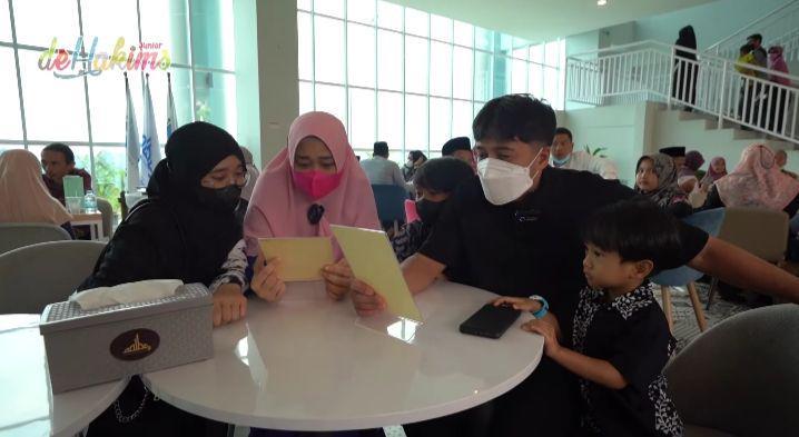 potret Irfan Hakim sekeluarga jenguk Rakana dan Raina (instagram.com/DeHakims Junior)