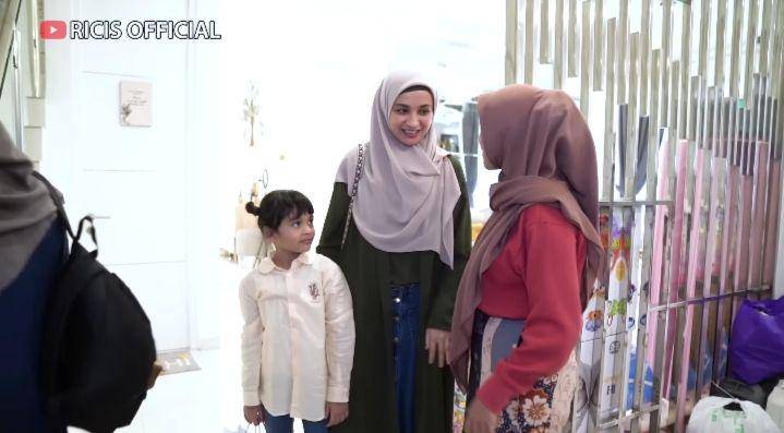 potret Shireen Sungkar jenguk baby Moana (youtube.com/Ricis Official)