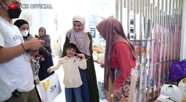 potret Shireen Sungkar jenguk baby Moana (youtube.com/Ricis Official)