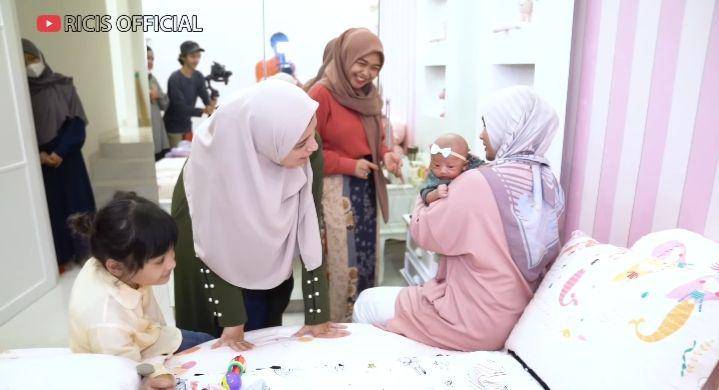 potret Shireen Sungkar jenguk baby Moana (youtube.com/Ricis Official)