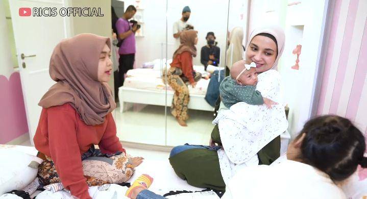 potret Shireen Sungkar jenguk baby Moana (youtube.com/Ricis Official)
