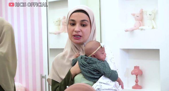 potret Shireen Sungkar jenguk baby Moana (youtube.com/Ricis Official)