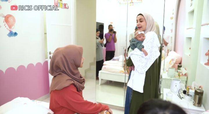 potret Shireen Sungkar jenguk baby Moana (youtube.com/Ricis Official)