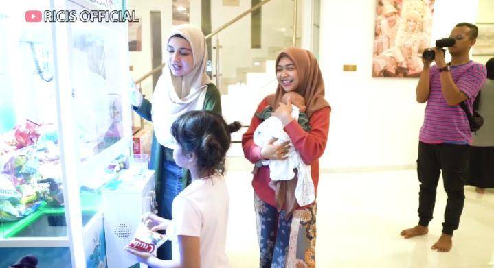 potret Shireen Sungkar jenguk baby Moana (youtube.com/Ricis Official)