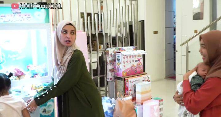 potret Shireen Sungkar jenguk baby Moana (youtube.com/Ricis Official)