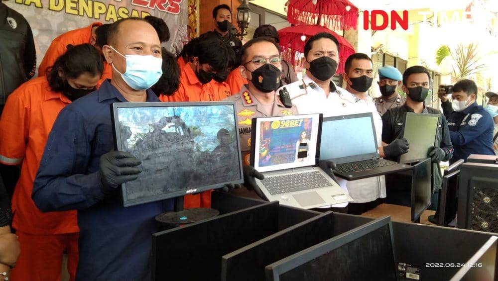 Polresta Denpasar amankan 9 tersangka judi online di Denpasar. (IDN Times/Ayu Afria)