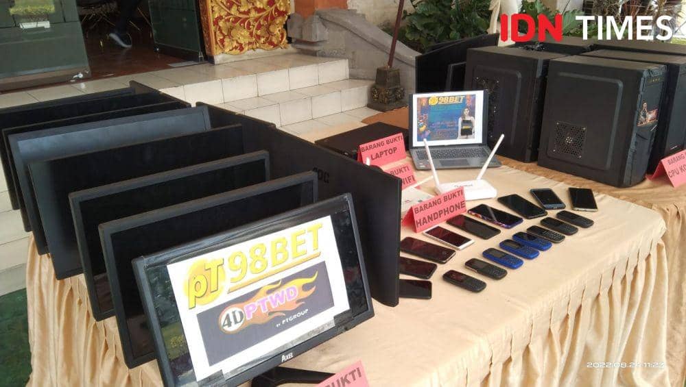 Barang bukti judi online di Denpasar. (IDN Times/Ayu Afria)