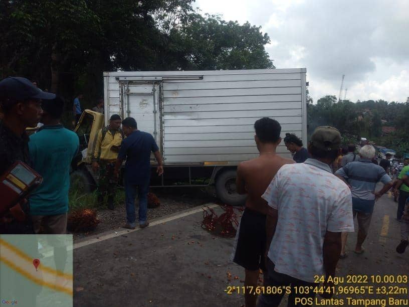 (Sat Lantas Polres Muba saat melakukan evakuasi korban kecelakaan truk di Jalintim) IDN Times/Istimewa