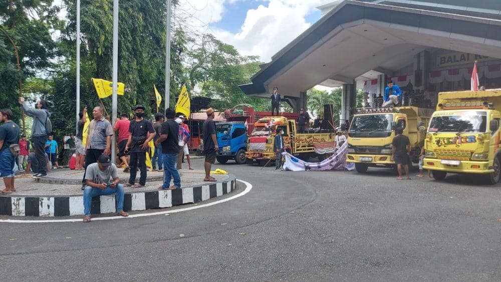 Ratusan Sopir Truk Geruduk Balai Kota Samarinda, Tuntut Masalah BBM