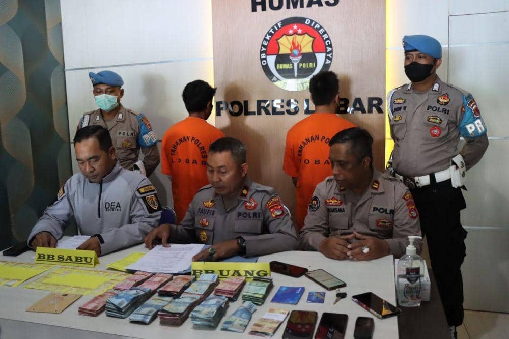 Barang bukti narkotika jenis sabu dan uang tunai yang diamankan polisi. (dok. Polres Lombok Barat)