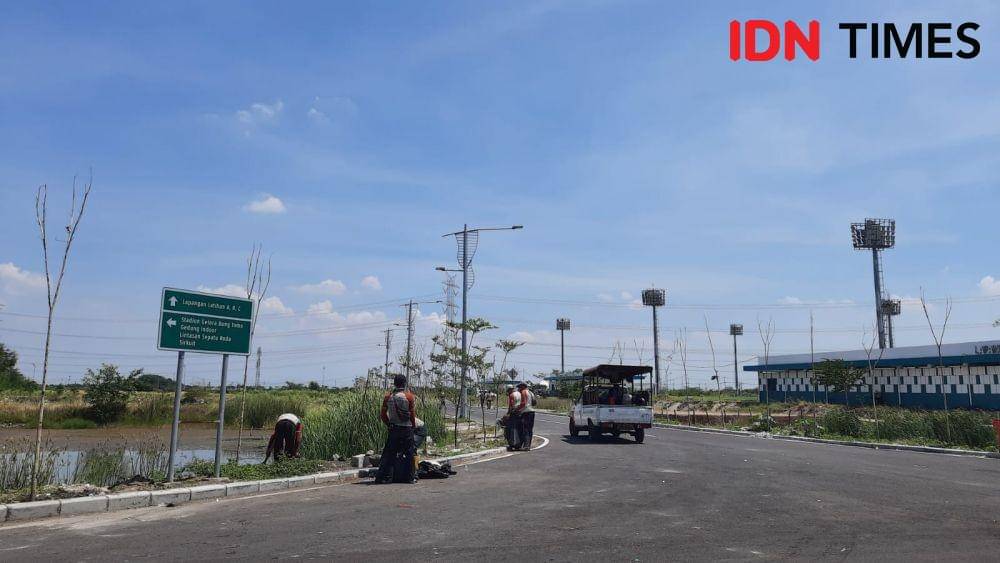Kawasan Stadion Gelora Bung Tomo Surabaya masih terlihat gersang. (IDN Times/Egydia Artamevia).