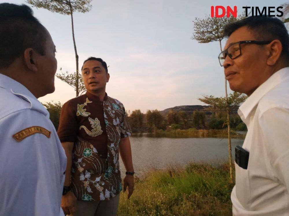 Wali Kota Surabaya, Eri Cahyadi saat memastikan GBT tak bau sampah, Rabu (24/8/2022). (IDN Times/Khusnul Hasana)