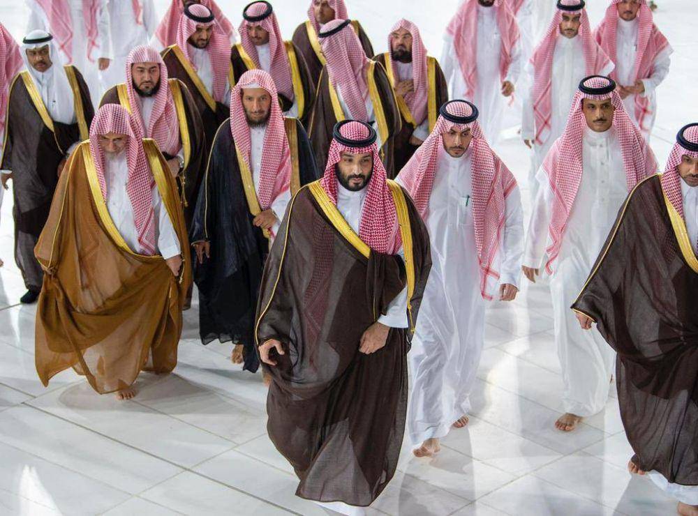 Pangeran Mohammad Bin Salman dan para imam Masjidil Haram (twitter.com/theholymosques)