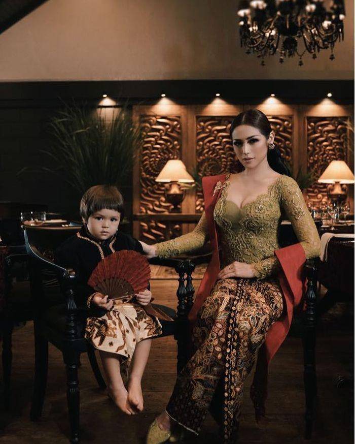 kebaya kerah rendah (instagram.com/anneavantieheart)